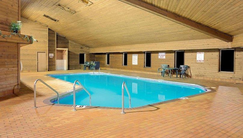 Imagen de la piscina del Hotel Super 8 By Wyndham Sturgeon Bay. Foto 14