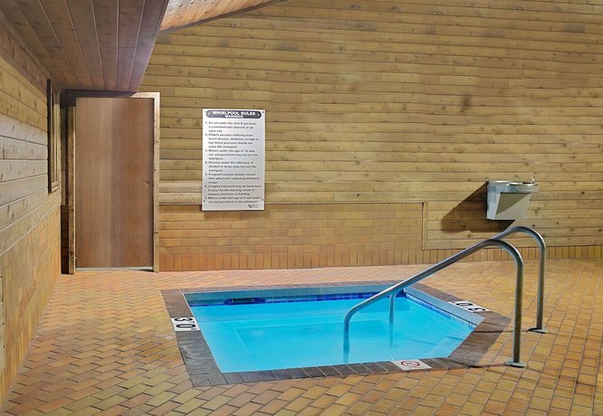 Imagen de la piscina del Hotel Super 8 By Wyndham Sturgeon Bay. Foto 15