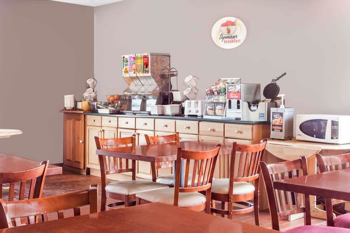 Imagen de los interiores del Hotel Super 8 By Wyndham Sudbury On. Foto 18