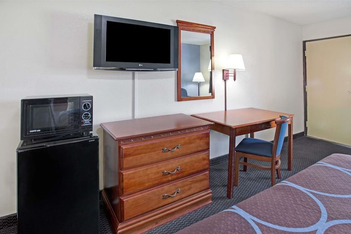 Imagen de la habitación del Hotel Super 8 By Wyndham Suwanee. Foto 7
