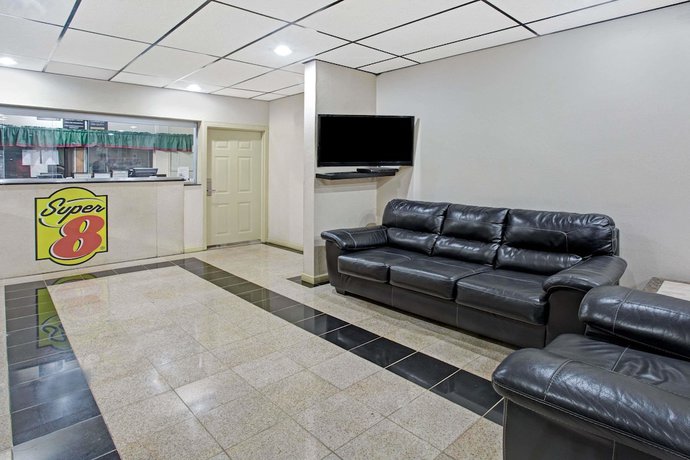 Imagen de los interiores del Hotel Super 8 By Wyndham Suwanee. Foto 14