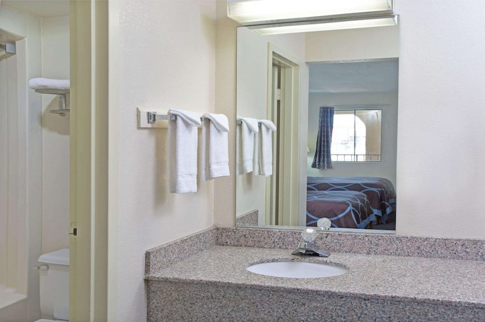Imagen de la habitación del Hotel Super 8 By Wyndham Suwanee. Foto 10