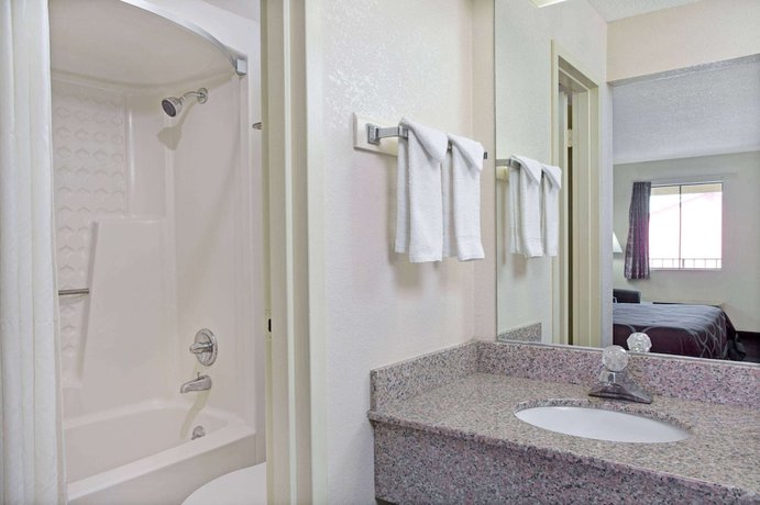 Imagen de la habitación del Hotel Super 8 By Wyndham Suwanee. Foto 11