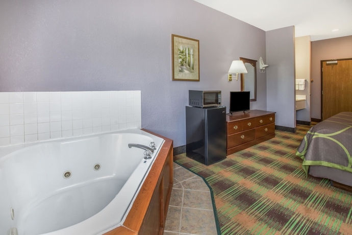 Imagen de la habitación del Hotel Super 8 By Wyndham Sweet Springs. Foto 6