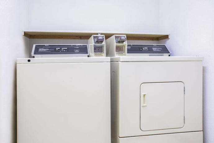 Imagen de los interiores del Hotel Super 8 By Wyndham Sweet Springs. Foto 14