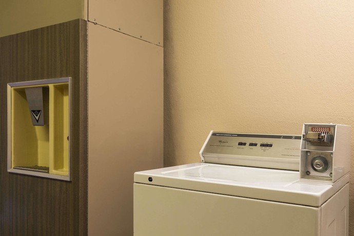 Imagen de los interiores del Hotel Super 8 By Wyndham Taylor/detroit Area. Foto 13