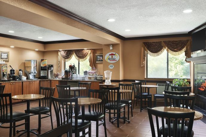 Imagen del bar/restaurante del Hotel Super 8 By Wyndham Taylor/detroit Area. Foto 2