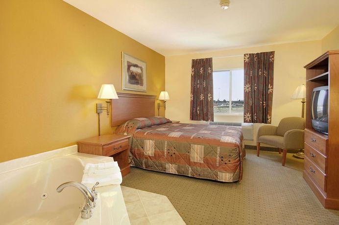 Imagen de la habitación del Hotel Super 8 By Wyndham Topeka At Forbes Landing. Foto 3