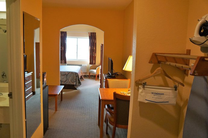Imagen de la habitación del Hotel Super 8 By Wyndham Topeka At Forbes Landing. Foto 6