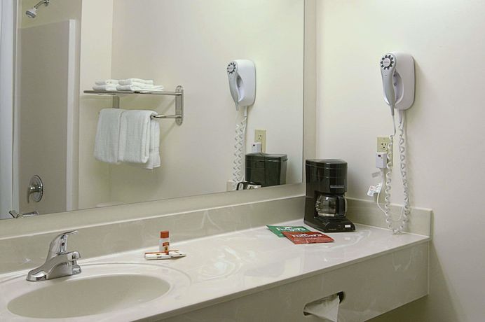 Imagen de la habitación del Hotel Super 8 By Wyndham Topeka At Forbes Landing. Foto 10