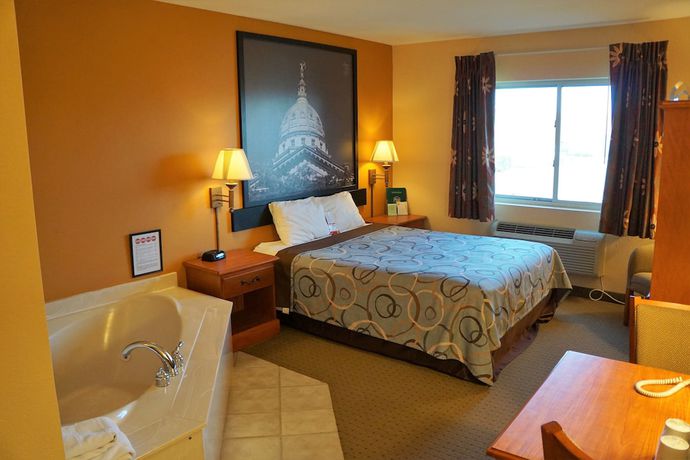 Imagen de la habitación del Hotel Super 8 By Wyndham Topeka At Forbes Landing. Foto 11