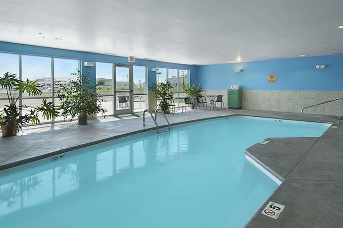 Imagen de la piscina del Hotel Super 8 By Wyndham Topeka At Forbes Landing. Foto 14