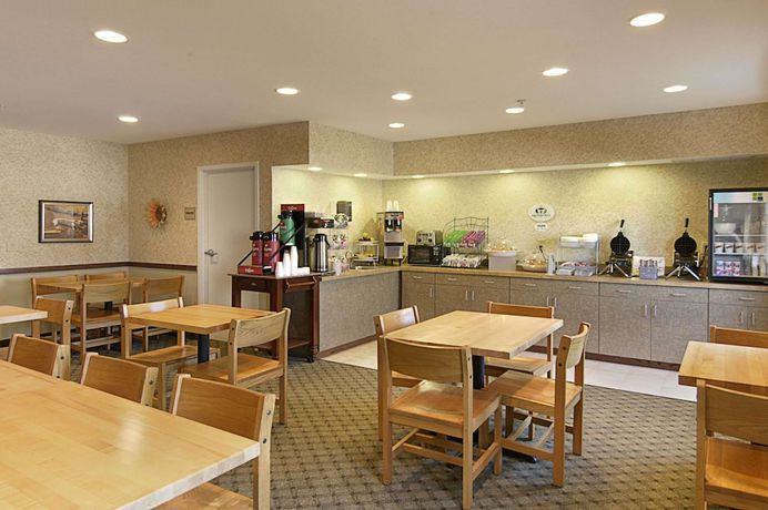 Imagen del bar/restaurante del Hotel Super 8 By Wyndham Topeka At Forbes Landing. Foto 2