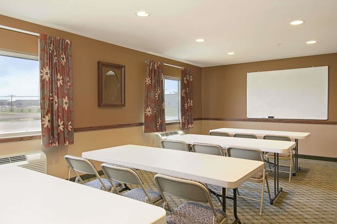 Imagen de los interiores del Hotel Super 8 By Wyndham Topeka At Forbes Landing. Foto 13