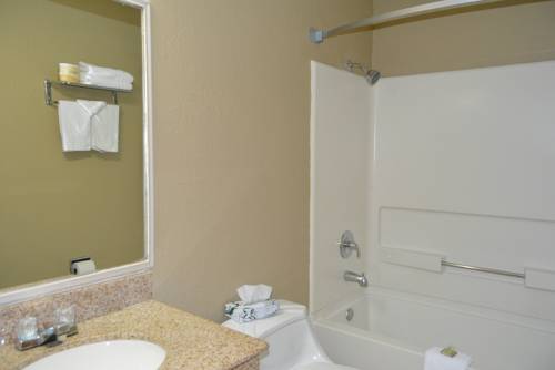 Imagen de la habitación del Hotel Super 8 By Wyndham Topeka/wanamaker Rd/i-70. Foto 7