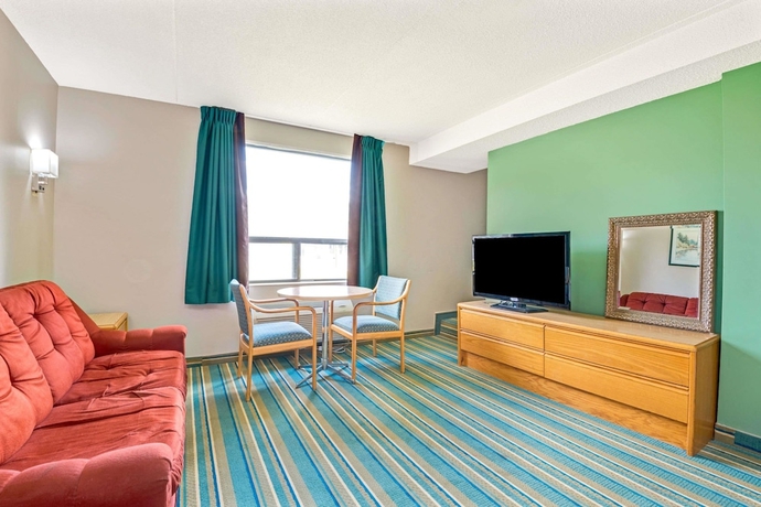 Imagen de la habitación del Hotel Super 8 By Wyndham Toronto East On. Foto 7