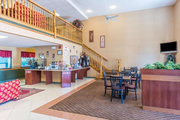 Imagen de los interiores del Hotel Super 8 By Wyndham Troy Il/st. Louis Area. Foto 12