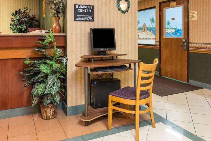 Imagen de los interiores del Hotel Super 8 By Wyndham Troy Il/st. Louis Area. Foto 13