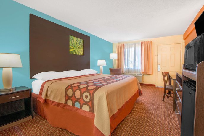 Imagen de la habitación del Hotel Super 8 By Wyndham Tulsa. Foto 2