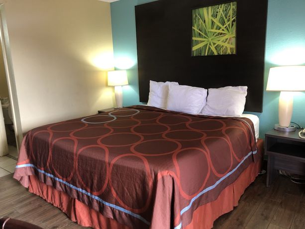 Imagen de la habitación del Hotel Super 8 By Wyndham Tulsa. Foto 5