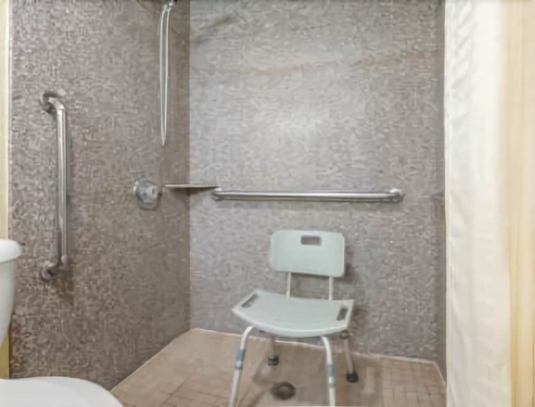 Imagen de la habitación del Hotel Super 8 By Wyndham Tulsa. Foto 6