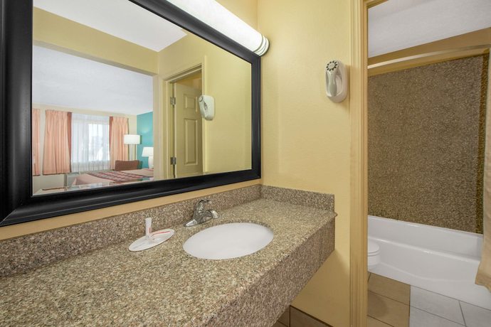 Imagen de la habitación del Hotel Super 8 By Wyndham Tulsa. Foto 11