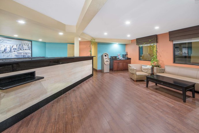 Imagen de los interiores del Hotel Super 8 By Wyndham Tulsa. Foto 16