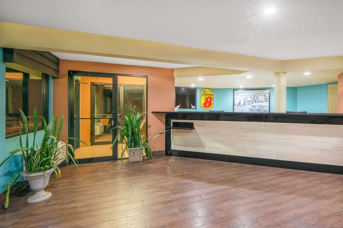 Imagen de los interiores del Hotel Super 8 By Wyndham Tulsa. Foto 17