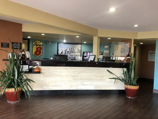 Imagen de los interiores del Hotel Super 8 By Wyndham Tulsa. Foto 18