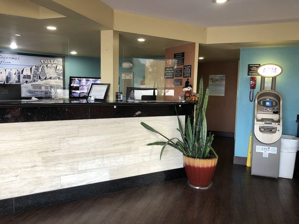 Imagen de los interiores del Hotel Super 8 By Wyndham Tulsa. Foto 19