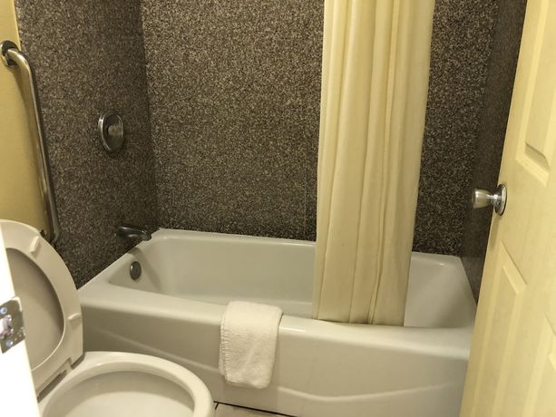 Imagen de la habitación del Hotel Super 8 By Wyndham Tulsa. Foto 14