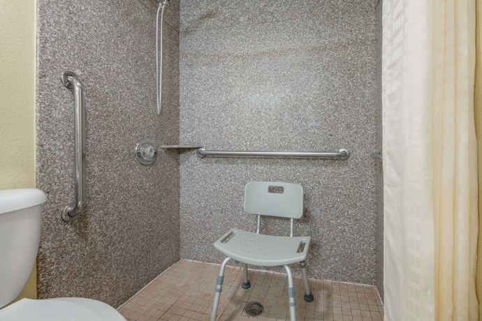 Imagen de la habitación del Hotel Super 8 By Wyndham Tulsa. Foto 15