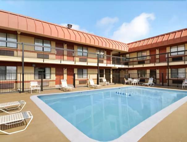 Imagen de la piscina del Hotel Super 8 By Wyndham Tulsa. Foto 20