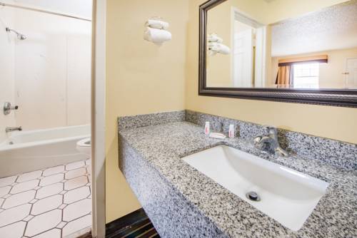 Imagen de la habitación del Hotel Super 8 By Wyndham Tulsa/arpt/st Fairgrounds. Foto 4