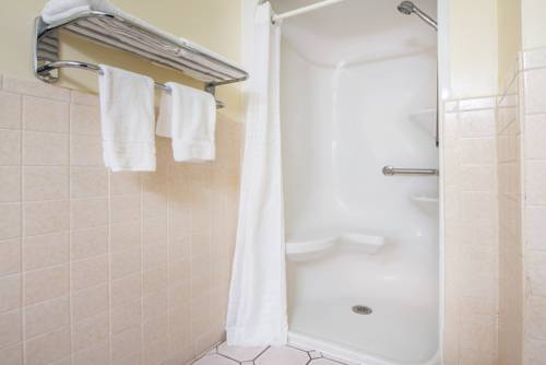 Imagen de la habitación del Hotel Super 8 By Wyndham Tulsa/arpt/st Fairgrounds. Foto 6