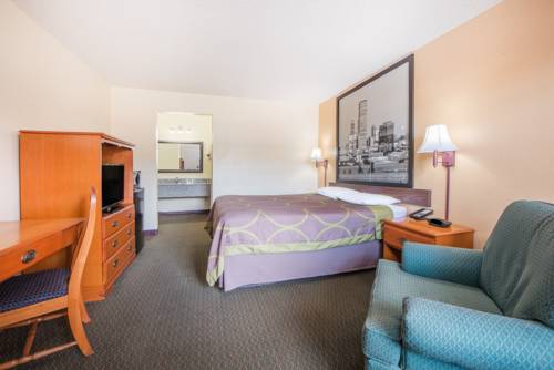 Imagen de la habitación del Hotel Super 8 By Wyndham Tulsa/arpt/st Fairgrounds. Foto 8