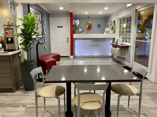 Imagen de los interiores del Hotel Super 8 By Wyndham Ukiah. Foto 16