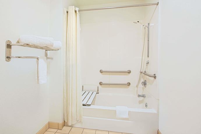 Imagen de la habitación del Hotel Super 8 By Wyndham Ukiah. Foto 13