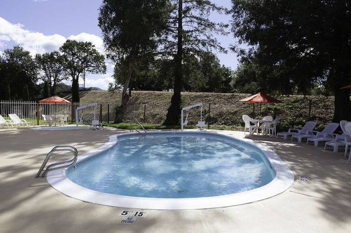 Imagen de la piscina del Hotel Super 8 By Wyndham Ukiah. Foto 19