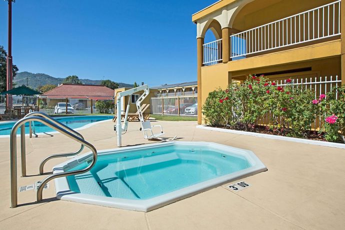 Imagen de la piscina del Hotel Super 8 By Wyndham Ukiah. Foto 20