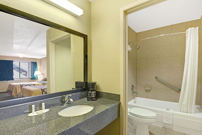 Imagen de la habitación del Hotel Super 8 By Wyndham Universal City. Foto 10