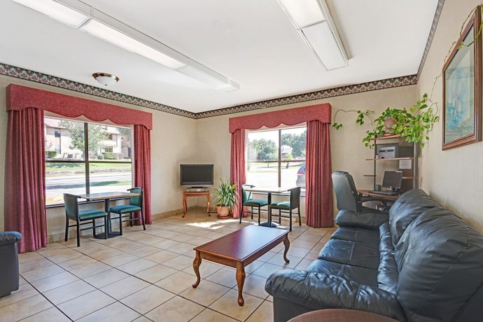 Imagen de los interiores del Hotel Super 8 By Wyndham Universal City. Foto 12