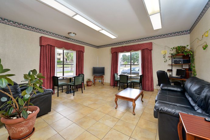Imagen de los interiores del Hotel Super 8 By Wyndham Universal City. Foto 14