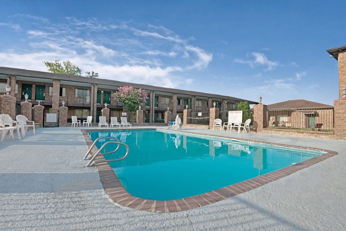 Imagen de la piscina del Hotel Super 8 By Wyndham Universal City. Foto 17