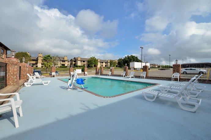 Imagen de la piscina del Hotel Super 8 By Wyndham Universal City. Foto 18