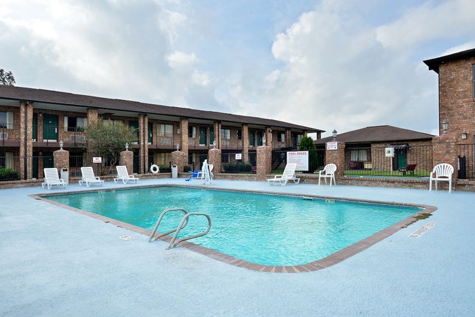 Imagen de la piscina del Hotel Super 8 By Wyndham Universal City. Foto 19