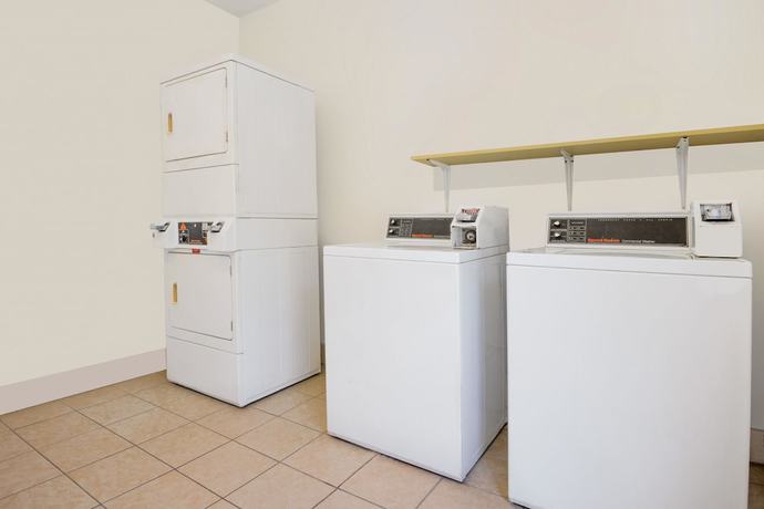 Imagen de los interiores del Hotel Super 8 By Wyndham Universal City. Foto 15