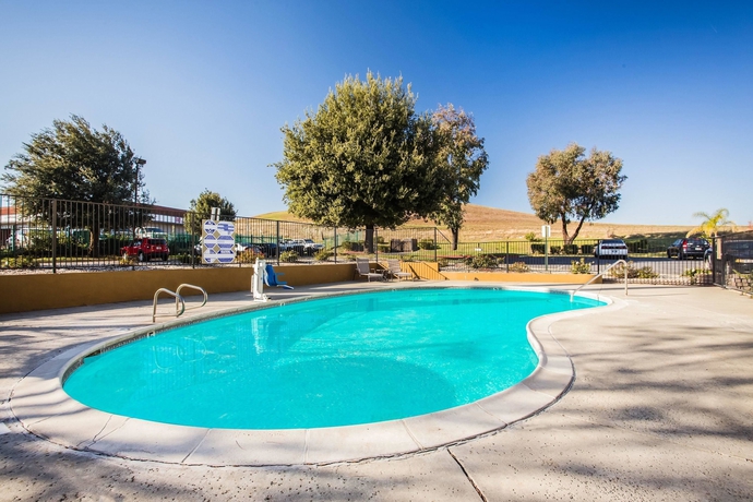 Imagen de la piscina del Hotel Super 8 By Wyndham Vacaville. Foto 18