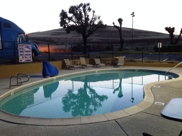 Imagen de la piscina del Hotel Super 8 By Wyndham Vacaville. Foto 19