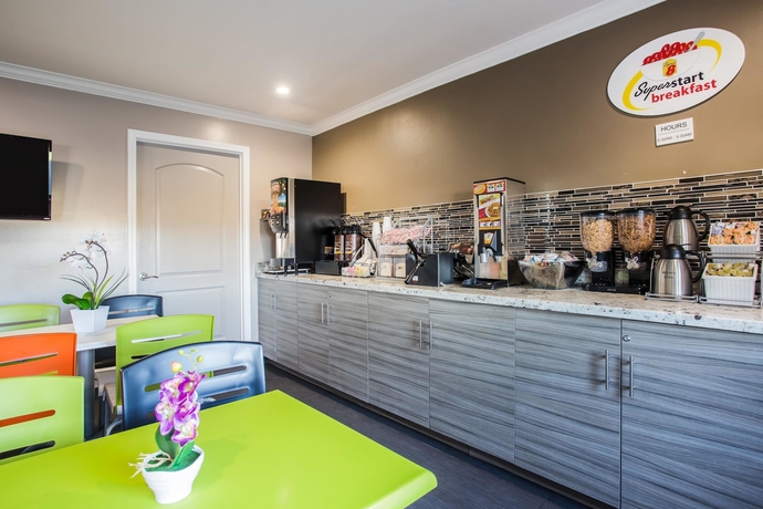 Imagen de los interiores del Hotel Super 8 By Wyndham Vacaville. Foto 13